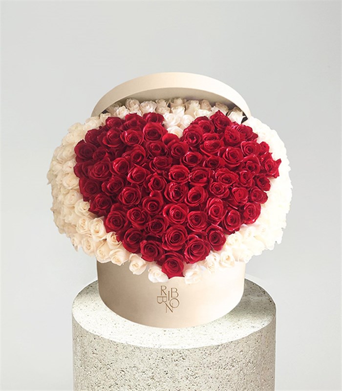 RIBBON Valentines 300 Beyaz Kırmızı Kalp Gül Empire Deluxe Kutu Aranjman