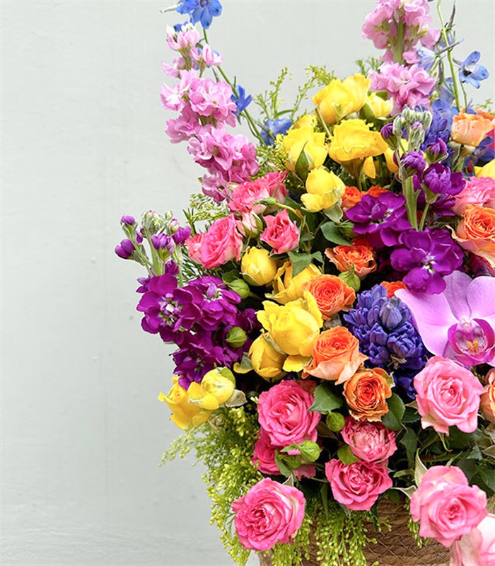 RIBBONs Garden Deluxe Sepette Rengarenk Çiçekler Aranjmanı