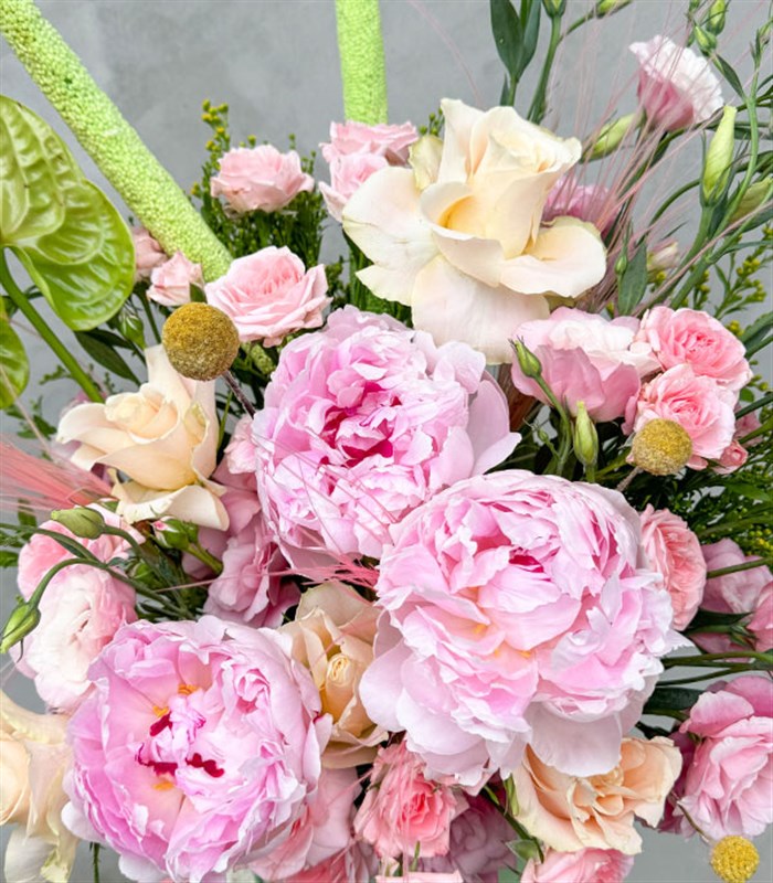 Love Potion Deluxe Yeşil Kutuda Pembe Şakayıklı Aranjman