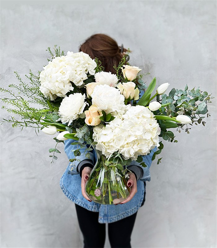 Whisper White Deluxe Beyaz Ortanca Şakayık Lale Vazo Aranjmanı