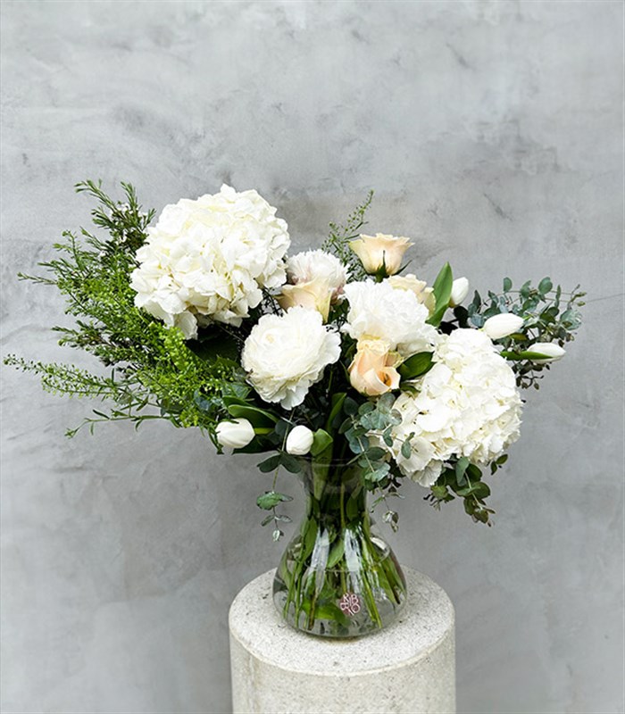 Whisper White Deluxe Beyaz Ortanca Şakayık Lale Vazo Aranjmanı