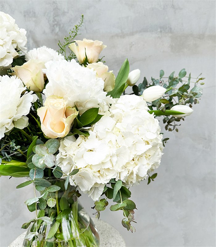 Whisper White Deluxe Beyaz Ortanca Şakayık Lale Vazo Aranjmanı