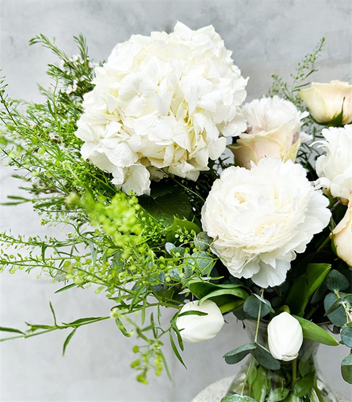 Whisper White Deluxe Beyaz Ortanca Şakayık Lale Vazo Aranjmanı