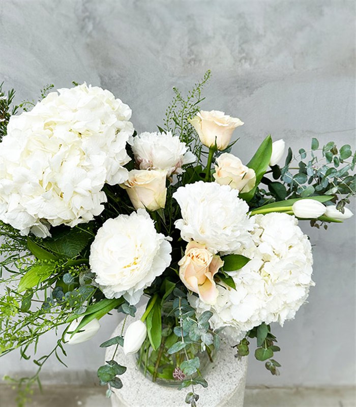 Whisper White Deluxe Beyaz Ortanca Şakayık Lale Vazo Aranjmanı