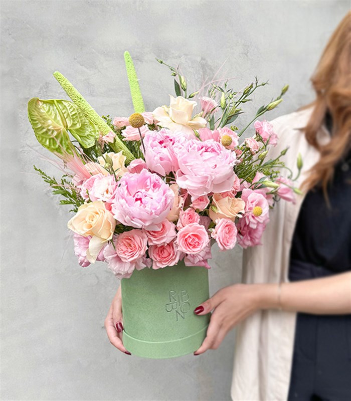 Love Potion Deluxe Yeşil Kutuda Pembe Şakayıklı Aranjman