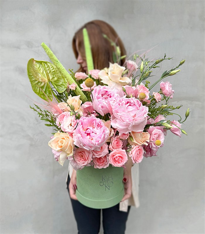 Love Potion Deluxe Yeşil Kutuda Pembe Şakayıklı Aranjman