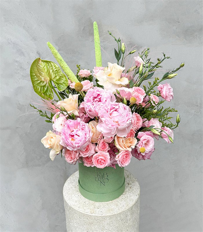 Love Potion Deluxe Yeşil Kutuda Pembe Şakayıklı Aranjman