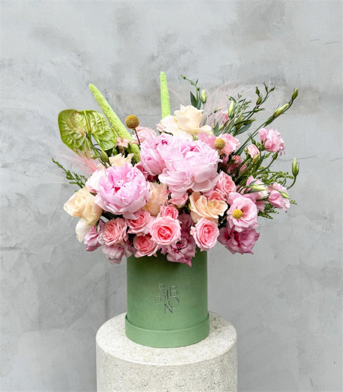 Love Potion Deluxe Yeşil Kutuda Pembe Şakayıklı Aranjman