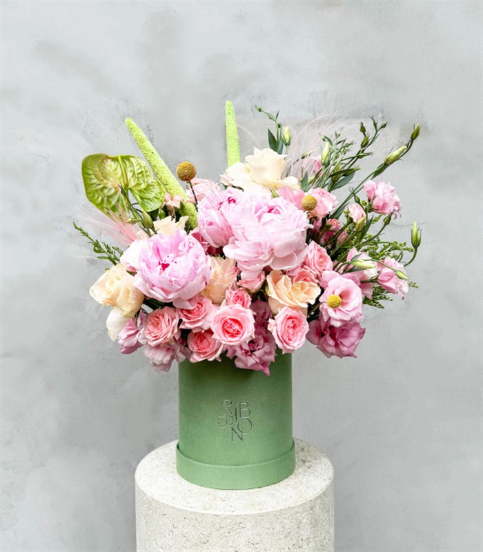 Love Potion Deluxe Yeşil Kutuda Pembe Şakayıklı Aranjman