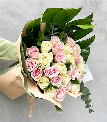 Deluxe 25 Pembe Gül Beyaz Güller Buketi