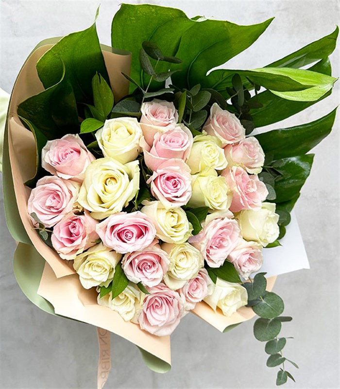 Deluxe 25 Pembe Gül Beyaz Güller Buketi