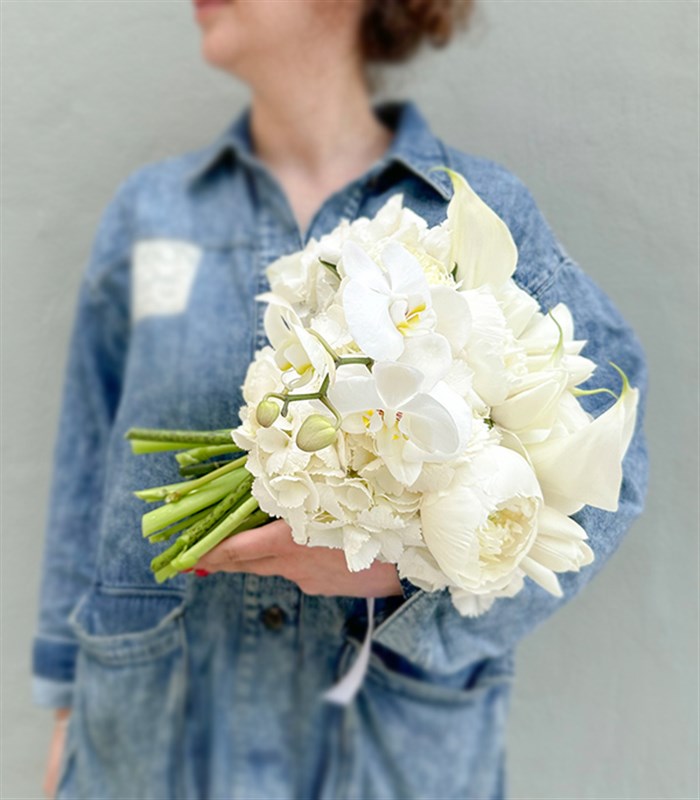 Benedetta 2 Beyaz Ortanca 5 Beyaz Şakayık 5 Gala 5 Beyaz Lale Gelin Buketi