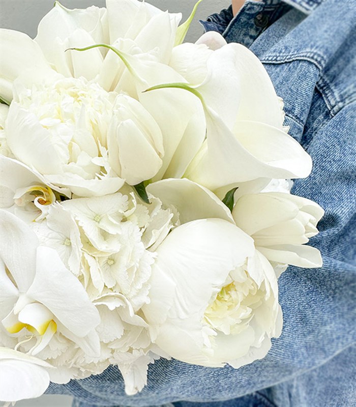 Benedetta 2 Beyaz Ortanca 5 Beyaz Şakayık 5 Gala 5 Beyaz Lale Gelin Buketi