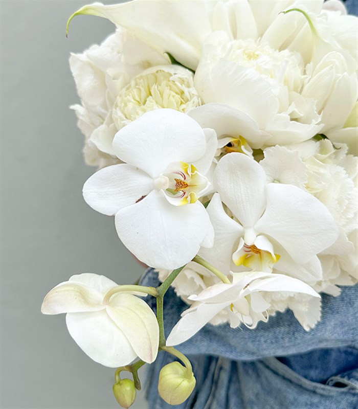 Benedetta 2 Beyaz Ortanca 5 Beyaz Şakayık 5 Gala 5 Beyaz Lale Gelin Buketi