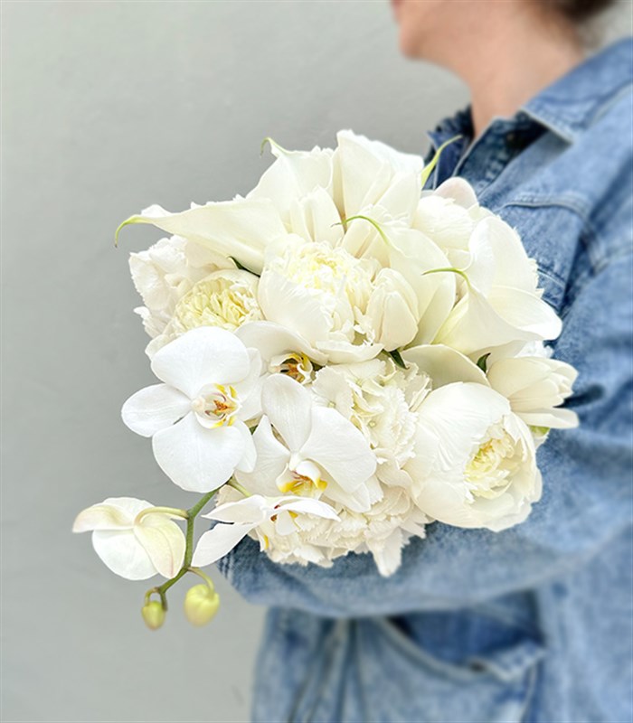 Benedetta 2 Beyaz Ortanca 5 Beyaz Şakayık 5 Gala 5 Beyaz Lale Gelin Buketi