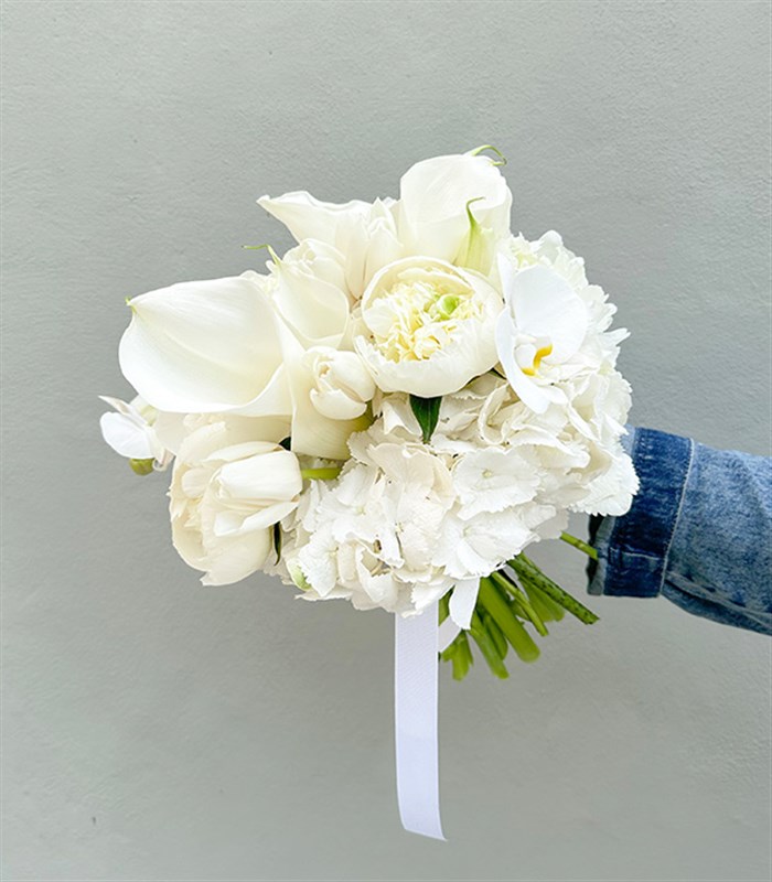 Benedetta 2 Beyaz Ortanca 5 Beyaz Şakayık 5 Gala 5 Beyaz Lale Gelin Buketi