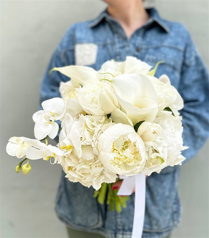 Benedetta 2 Beyaz Ortanca 5 Beyaz Şakayık 5 Gala 5 Beyaz Lale Gelin Buketi