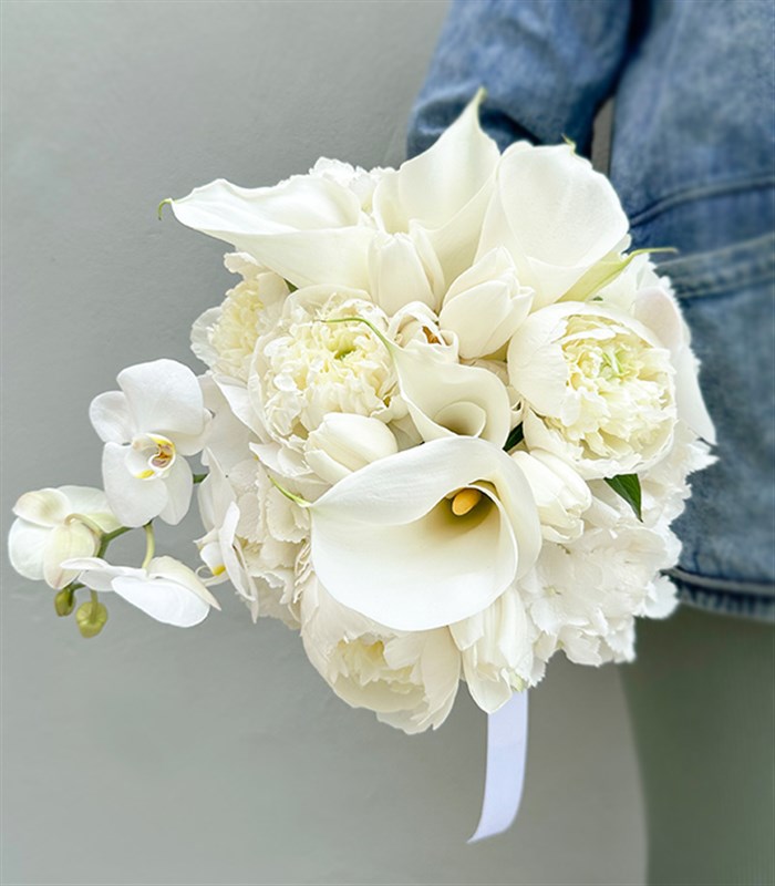 Benedetta 2 Beyaz Ortanca 5 Beyaz Şakayık 5 Gala 5 Beyaz Lale Gelin Buketi