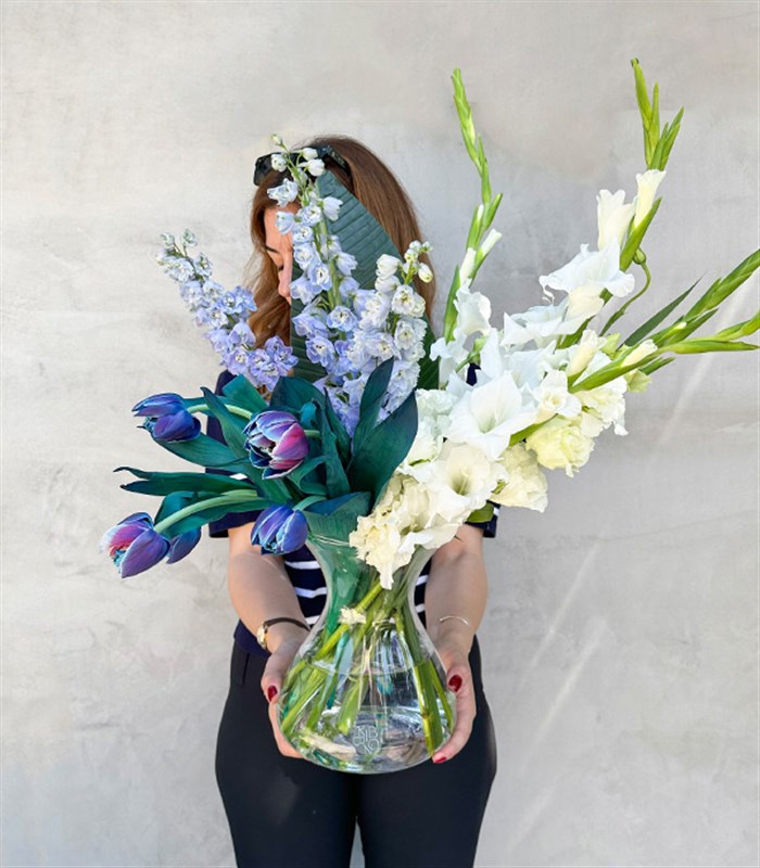 Bianca Galaksi Laleli Mavi Delfinyum Beyaz Yaz Aranjmanı