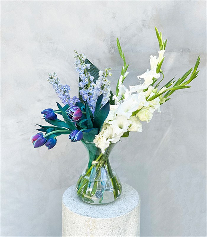 Bianca Galaksi Laleli Mavi Delfinyum Beyaz Yaz Aranjmanı