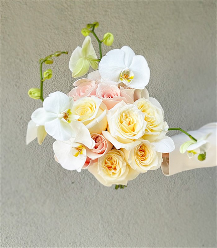 Bouchra 7 Beyaz Gül 7 Pembe Gül Orkide Gelin Buketi Yaka Çiçeği Seti