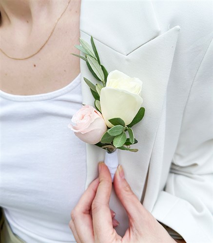 Bouchra 7 White Roses 7 Pink Roses Orchid Bridal Bouquet Boutonniere Set