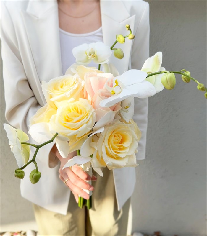 Bouchra 7 Beyaz Gül 7 Pembe Gül Orkide Gelin Buketi Yaka Çiçeği Seti