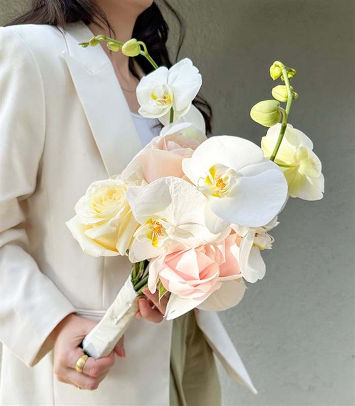 Bouchra 7 Beyaz Gül 7 Pembe Gül Orkide Gelin Buketi Yaka Çiçeği Seti