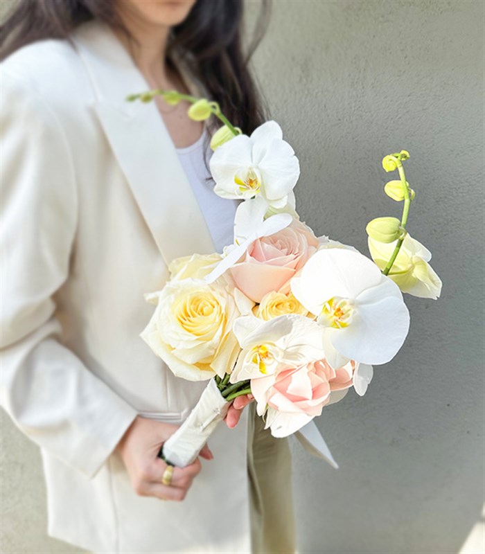 Bouchra 7 Beyaz Gül 7 Pembe Gül Orkide Gelin Buketi Yaka Çiçeği Seti