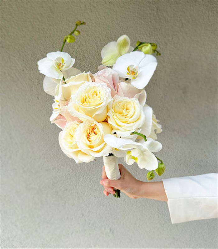 Bouchra 7 Beyaz Gül 7 Pembe Gül Orkide Gelin Buketi Yaka Çiçeği Seti