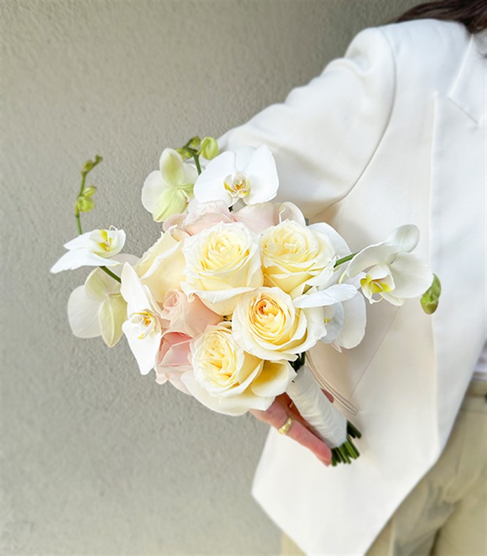 Bouchra 7 Beyaz Gül 7 Pembe Gül Orkide Gelin Buketi Yaka Çiçeği Seti