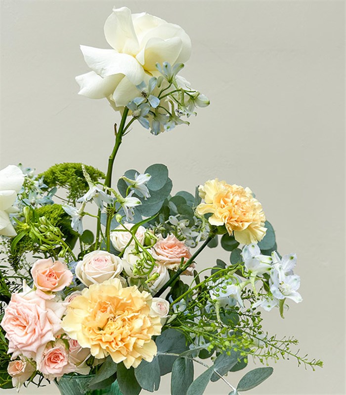 Spring Bud Su Yeşili Vazoda Pastel Yaz Çiçekleri Aranjmanı