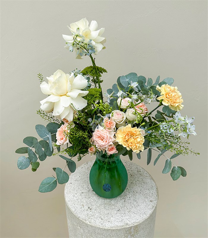 Spring Bud Su Yeşili Vazoda Pastel Yaz Çiçekleri Aranjmanı