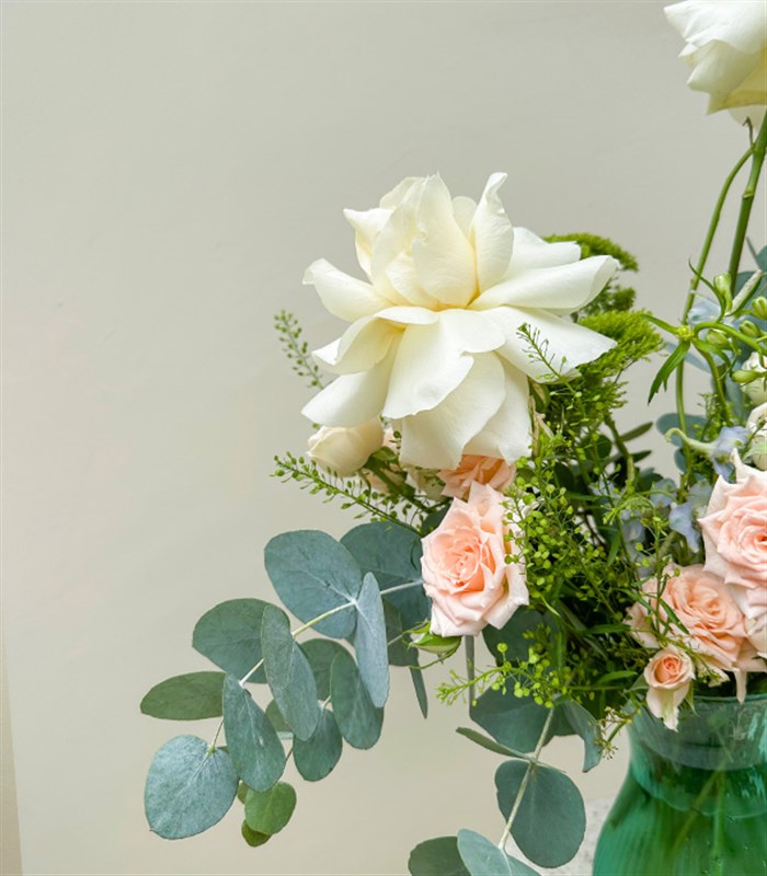 Spring Bud Su Yeşili Vazoda Pastel Yaz Çiçekleri Aranjmanı