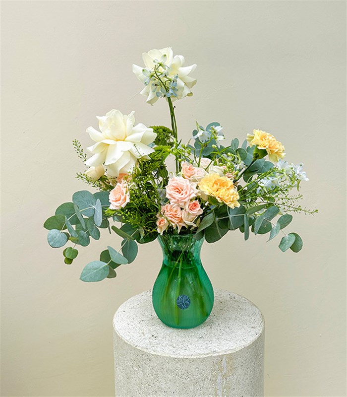 Spring Bud Su Yeşili Vazoda Pastel Yaz Çiçekleri Aranjmanı
