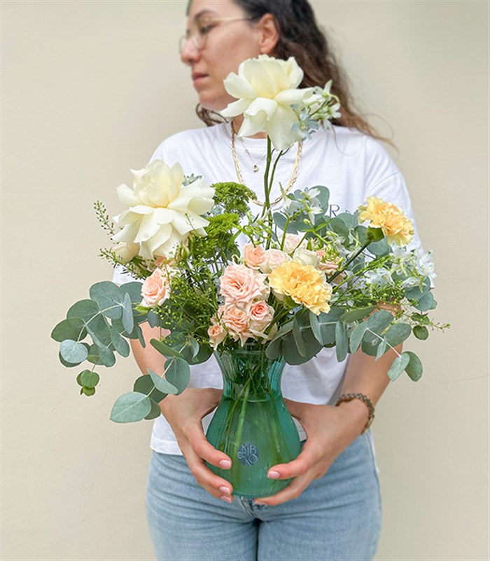 Spring Bud Su Yeşili Vazoda Pastel Yaz Çiçekleri Aranjmanı