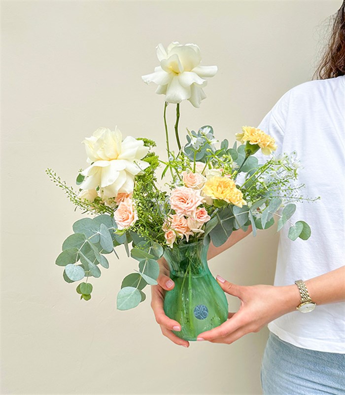 Spring Bud Su Yeşili Vazoda Pastel Yaz Çiçekleri Aranjmanı
