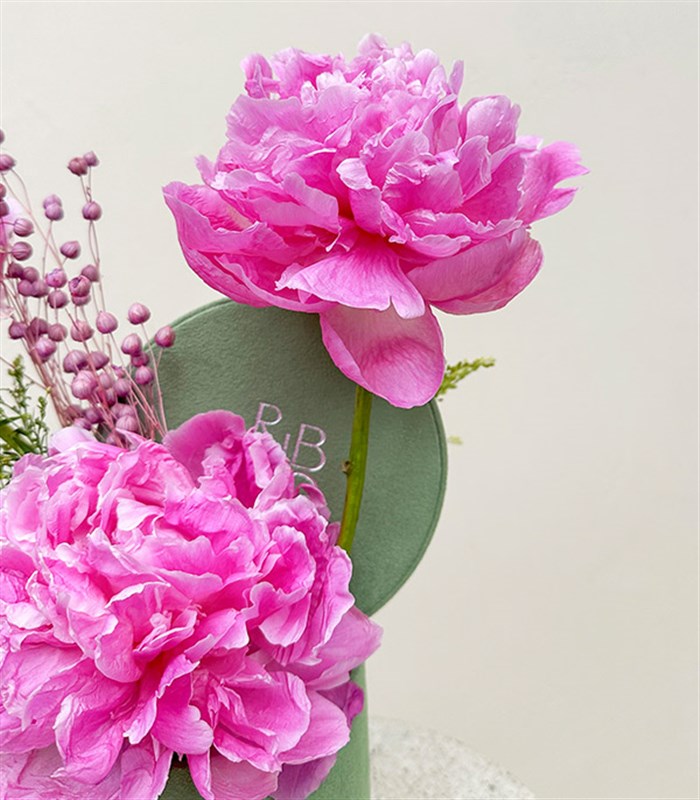 Evelina Mini Yeşil Kutuda Pembe Şakayık Aranjmanı