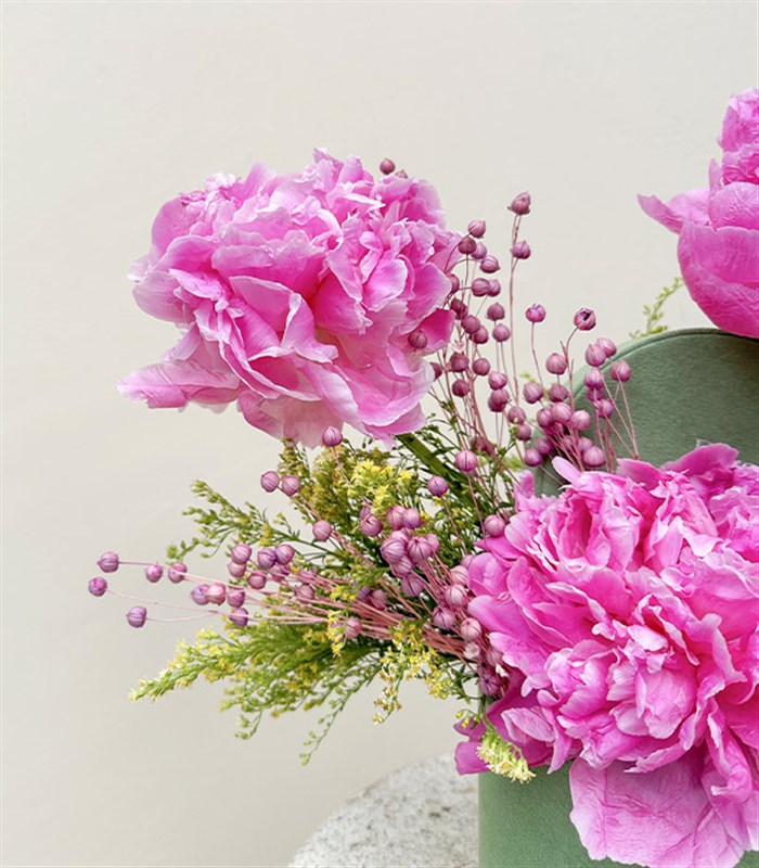 Evelina Mini Yeşil Kutuda Pembe Şakayık Aranjmanı