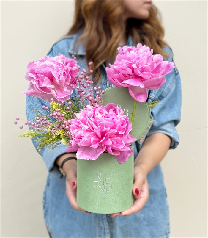 Evelina Mini Yeşil Kutuda Pembe Şakayık Aranjmanı