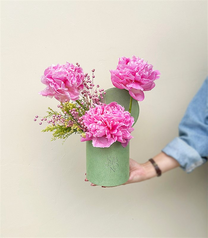 Evelina Mini Yeşil Kutuda Pembe Şakayık Aranjmanı