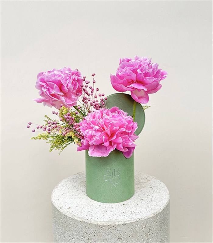 Evelina Mini Yeşil Kutuda Pembe Şakayık Aranjmanı