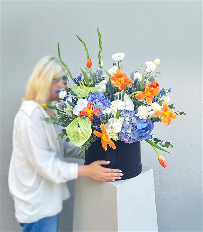 Giovanna Füme Grand Kutuda Turuncu Lale Mavi Ortanca Aranjmanı