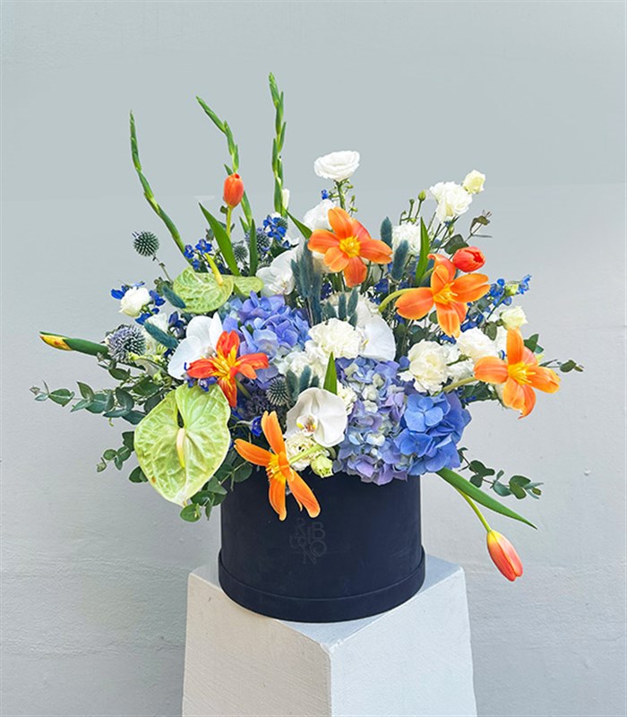 Giovanna Füme Grand Kutuda Turuncu Lale Mavi Ortanca Aranjmanı