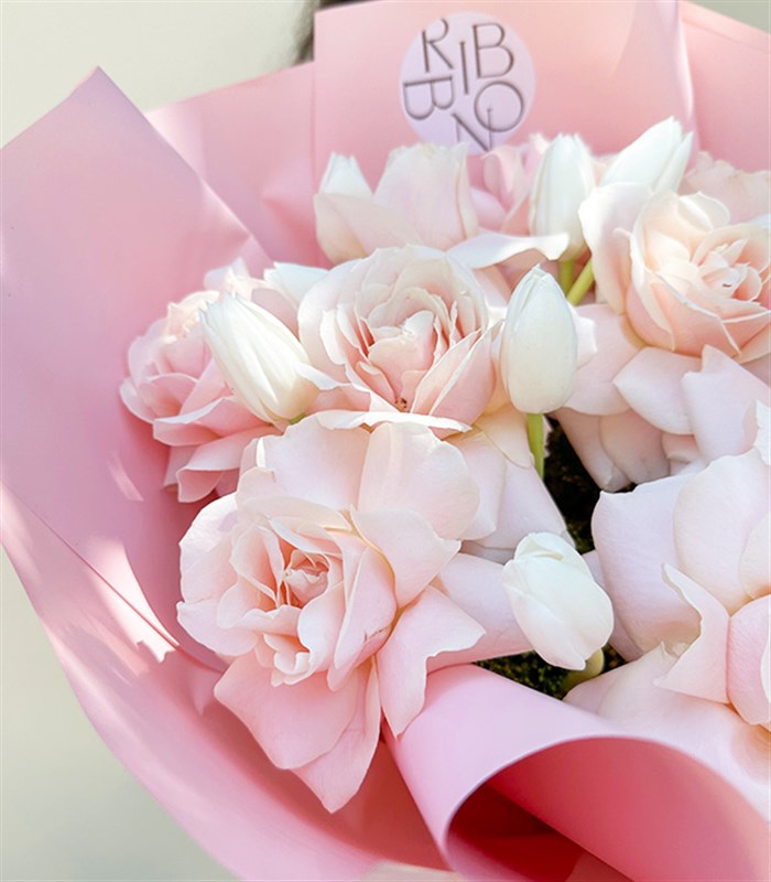 Summer Romance Deluxe Pembe Gül Beyaz Lale Buketi