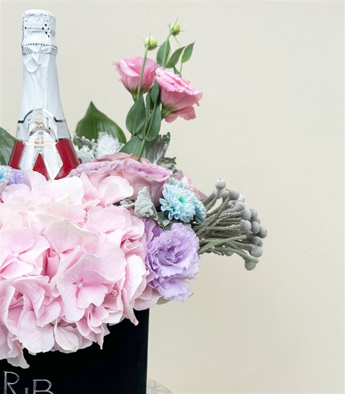 Alkolsüz Şampanyalı Siyah Kadife Kutu Pembe Ortancalı Çiçekler