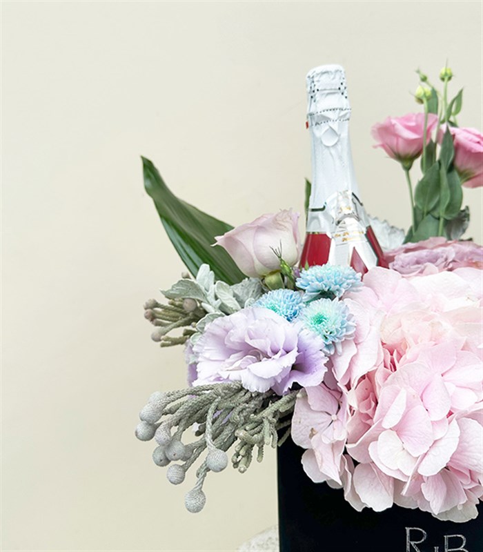 Alkolsüz Şampanyalı Siyah Kadife Kutu Pembe Ortancalı Çiçekler