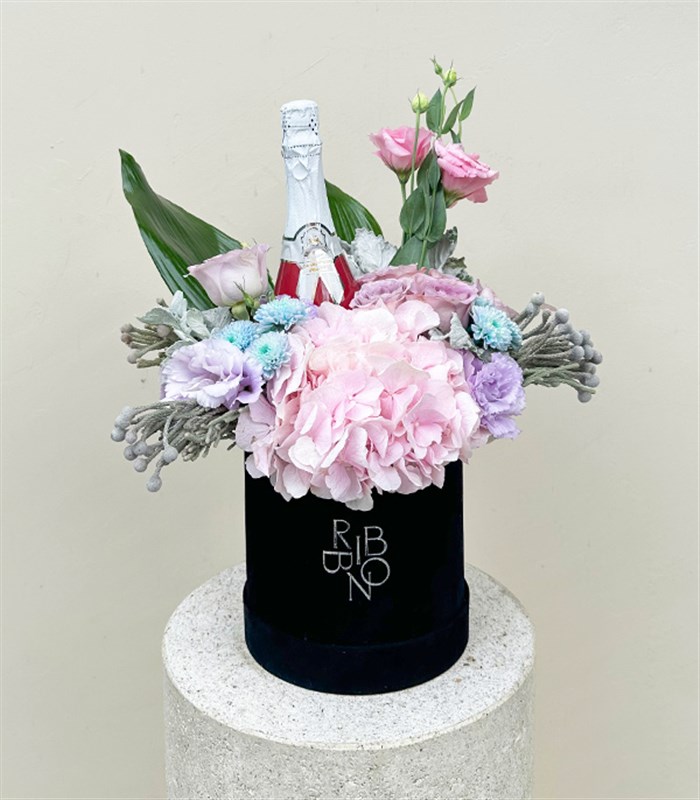 Alkolsüz Şampanyalı Siyah Kadife Kutu Pembe Ortancalı Çiçekler