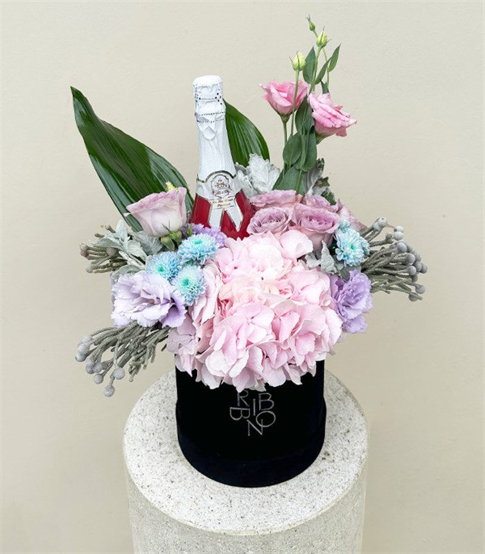 Alkolsüz Şampanyalı Siyah Kadife Kutu Pembe Ortancalı Çiçekler