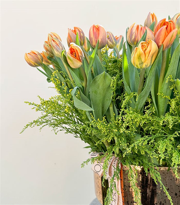50 Turuncu Lale Grand Deluxe Bakır Eskitme Vazo Aranjman